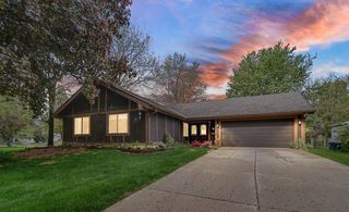 5218 Arlington Dr E, Hanover Park, IL 60133
