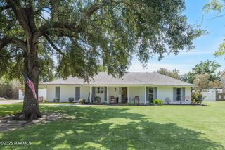 121 Bayou Side Dr, Loreauville, LA 70552