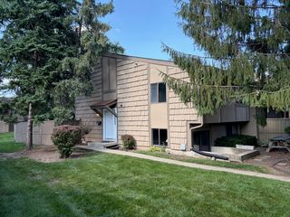 800 Oregon Trl, Roselle, IL 60172