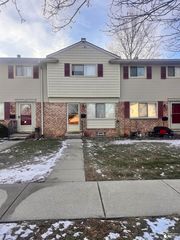 9750 Pine Ave, Taylor, MI 48180
