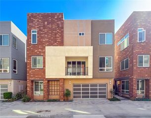 809 Brickyard Ln, Costa Mesa, CA 92627