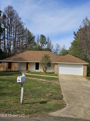 136 Green Forest Dr, Clinton, MS 39056