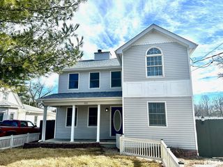 826 S  East St, Jacksonville, IL 62650