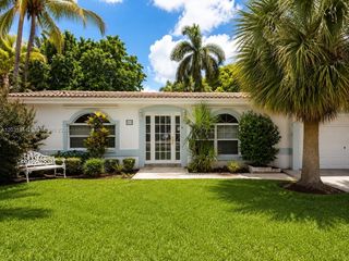 800 NE 2nd Ct, Hallandale, FL 33009