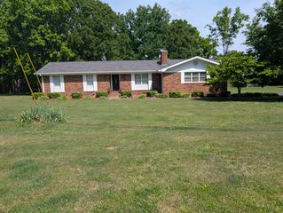 445 Brow Rd, Trenton, GA 30752