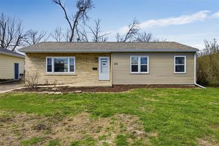 202 6th Ave, Hiawatha, IA 52233