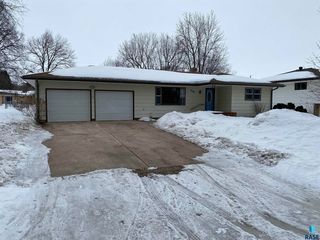 409 S  Josephine Ave, Hills, MN 56138