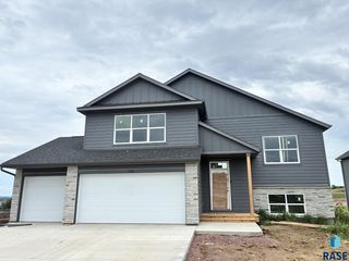 2720 S  Copper Creek Ave, Sioux Falls, SD 57110