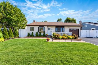 833 N Fulton Avenue, Lindenhurst, NY 11757