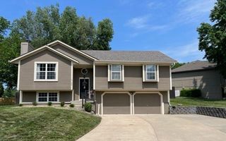1724 NE Auburn Dr, Lees Summit, MO 64086