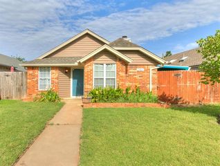 2107 S  Robinson Ave, Moore, OK 73170
