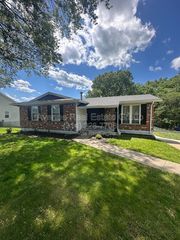 425 Westglen Village Dr, Ballwin, MO 63021