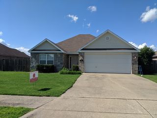 205 E  Southpointe Ave, Rogers, AR 72758