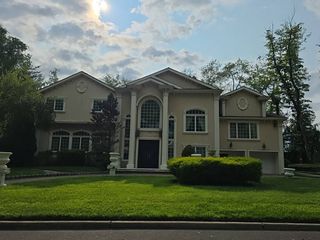 151 Mackay Dr, Bergenfield, NJ 07621
