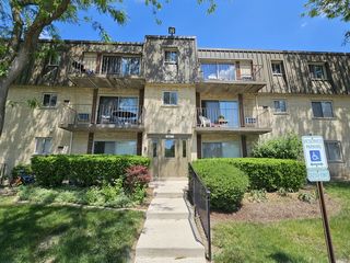561 Fairway View Dr #3B, Wheeling, IL 60090