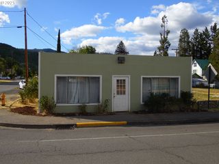210 E 1st Ave, Riddle, OR 97469