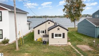 5720 Lake Shore Dr, Weidman, MI 48893