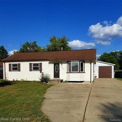 2077 Sandalwood Dr, Burton, MI 48519