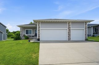 9914 Marnewood Dr, Johnston, IA 50131
