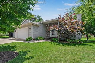 2460 Livernois Dr, Howell, MI 48843