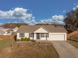 143 Creekside Dr, Winfield, MO 63389