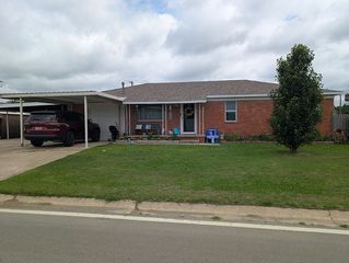 105 W  Davis St, Paoli, OK 73074