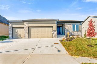 4088 NE Timberlake Dr, Lees Summit, MO 64064