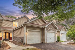 1126 Regency Dr, Schaumburg, IL 60193