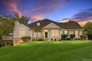 5614 Heathland Cir, Clarkston, MI 48346