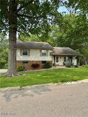 646 Ridgewood Dr, Coshocton, OH 43812