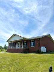 108 Meredith Ln, Tazewell, VA 24651