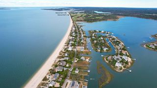 132 Cold Spring Point Rd, Southampton, NY 11968