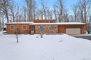 8239 Hill Rd, Swartz Creek, MI 48473