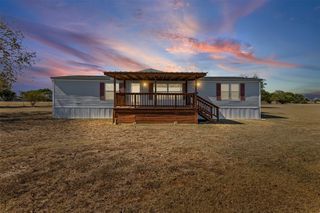 9064 Summit Ct E, Cleburne, TX 76033