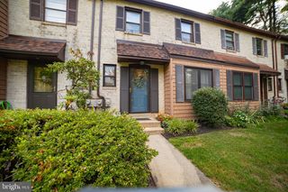 32 Bishop Dr, Aston, PA 19014