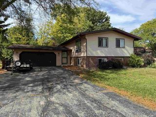 710 N  Greenfield Dr, Freeport, IL 61032