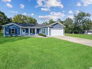 180 Camelot Dr, Murray, KY 42071
