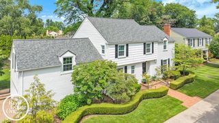 90 Colonial Rd, Grosse Pointe Woods, MI 48236