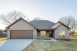 883 Leslie Ave, Tuscumbia, AL 35674