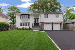 12 Deans Lane, Bayville, NY 11709