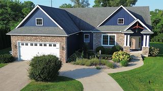 2400 Bay Pointe Dr, Saint Joseph, MI 49085