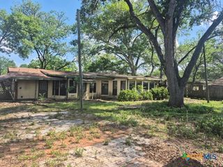 404 Svoboda St, Yoakum, TX 77995