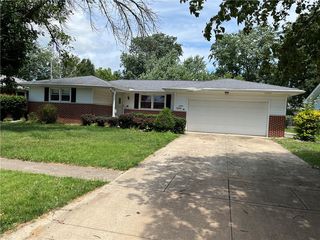 2404 Essex Ave, Mattoon, IL 61938