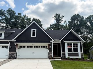 315 Canyon Creek Ct #27, Howell, MI 48843