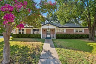 512 Brown Trail Ct, Hurst, TX 76053