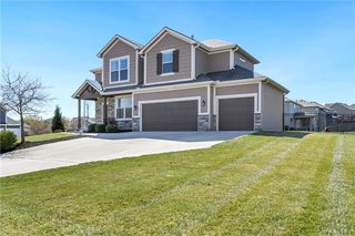 805 Canyon Ln, Lansing, KS 66043