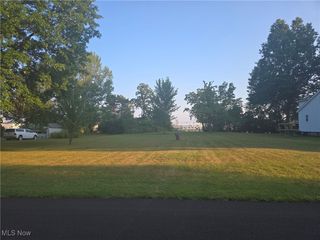 Valencia Dr, Cuyahoga Falls, OH 44223