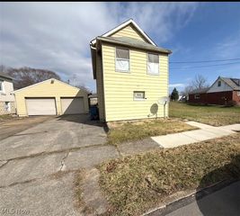 330 Sanderson Ave, Campbell, OH 44405