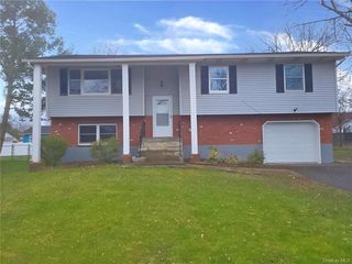 8 Brewster Drive, Middletown, NY 10940