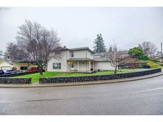 3748 Edgewood Dr, North Bend, OR 97459